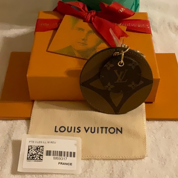 ๐ LOUIS VUITTON MONOGRAM REVERSE KEY HOLDER AND BAG CHARM ๐ - Picture 2 of 16